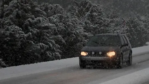 La nieve dificulta el tráfico en la N-630 a la salida de León. Foto: Peio García.