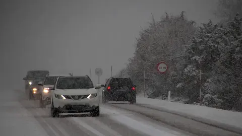 La nieve dificulta el tráfico en la N-630 a la salida de León. Foto: Peio García.