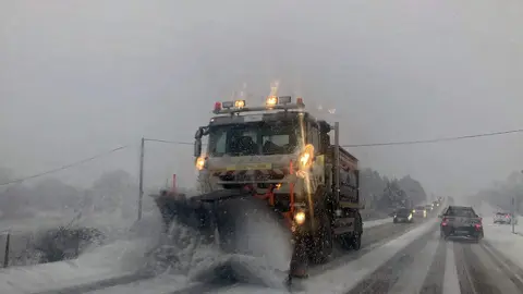 La nieve dificulta el tráfico en la N-630 a la salida de León. Foto: Peio García.