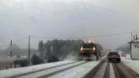 La nieve dificulta el tráfico en la N-630 a la salida de León. Foto: Peio García.