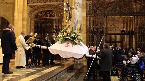 Procesión de antorchas de la Hospitalidad de Nuestra Señora de Lourdes. Foto: Peio García.