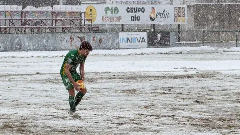 El Atlético Astorga se impone al barro y doblega al Bergantiños en La Eragudina.