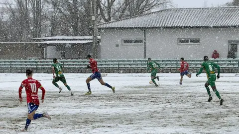 El Atlético Astorga se impone al barro y doblega al Bergantiños en La Eragudina.