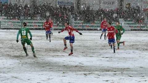 El Atlético Astorga se impone al barro y doblega al Bergantiños en La Eragudina.