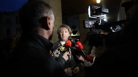 El candidato del PSOE a la Presidencia de la Junta de Castilla y León, Carlos Martínez (I), durante el acto institucional con motivo de la celebración del LIII Festival Internacional de Exaltación del Botillo de Bembibre (León). Foto: César Sánchez.