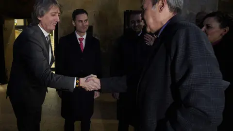 El candidato del PSOE a la Presidencia de la Junta de Castilla y León, Carlos Martínez (I), durante el acto institucional con motivo de la celebración del LIII Festival Internacional de Exaltación del Botillo de Bembibre (León), junto a su mantenedor, el periodista José Ribagorda (D). Foto: César Sánchez.