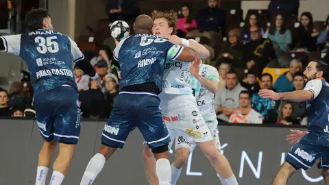 Un instante del partido entre el Abanca Ademar León y el Frigoríficos Morrazo. Foto: Isaac Llamazares.