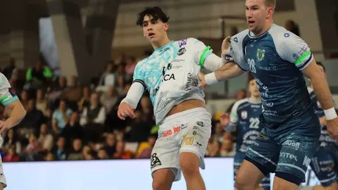 Un instante del partido entre el Abanca Ademar León y el Frigoríficos Morrazo. Foto: Isaac Llamazares.