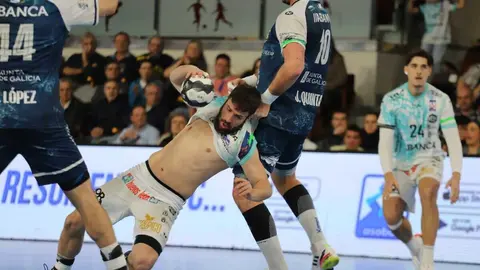 Un instante del partido entre el Abanca Ademar León y el Frigoríficos Morrazo. Foto: Isaac Llamazares.