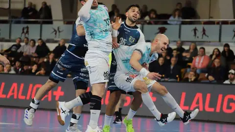 Un instante del partido entre el Abanca Ademar León y el Frigoríficos Morrazo. Foto: Isaac Llamazares.