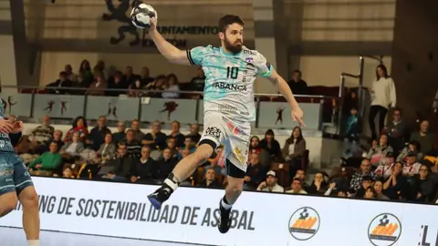 Un instante del partido entre el Abanca Ademar León y el Frigoríficos Morrazo. Foto: Isaac Llamazares.