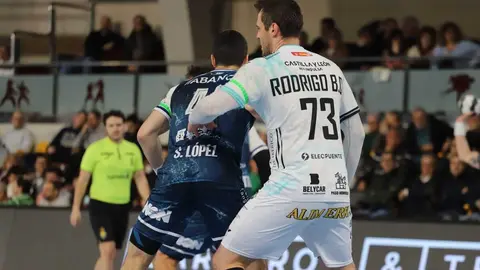 Un instante del partido entre el Abanca Ademar León y el Frigoríficos Morrazo. Foto: Isaac Llamazares.