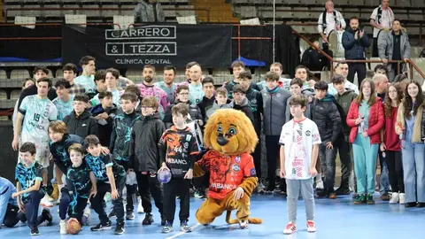 Un instante del partido entre el Abanca Ademar León y el Frigoríficos Morrazo. Foto: Isaac Llamazares.