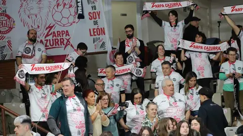 Un instante del partido entre el Abanca Ademar León y el Frigoríficos Morrazo. Foto: Isaac Llamazares.