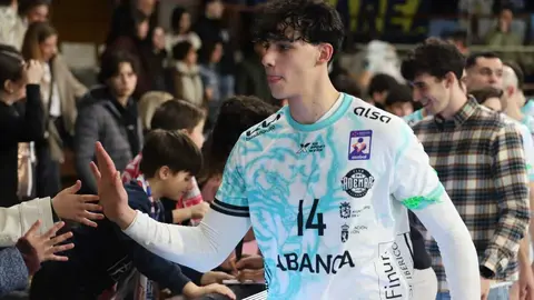 Un instante del partido entre el Abanca Ademar León y el Frigoríficos Morrazo. Foto: Isaac Llamazares.