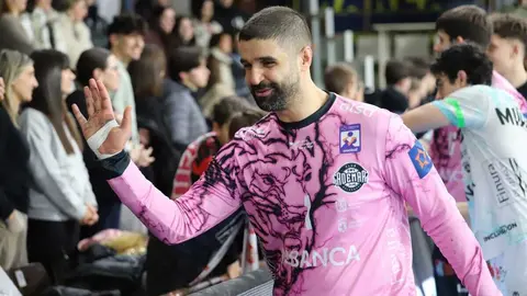 Un instante del partido entre el Abanca Ademar León y el Frigoríficos Morrazo. Foto: Isaac Llamazares.