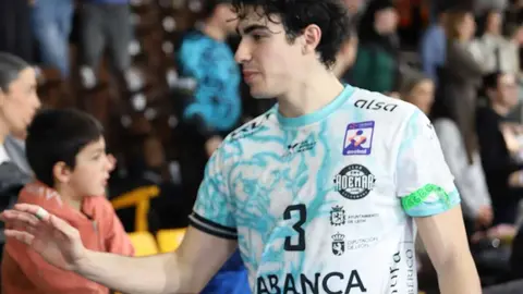 Un instante del partido entre el Abanca Ademar León y el Frigoríficos Morrazo. Foto: Isaac Llamazares.