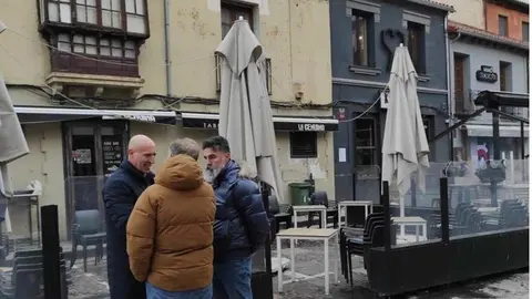 Parte de la estructura superior de una vivienda situada en la plaza de San Marcelo se desplomó a primera hora de la tarde del domingo, provocando momentos de alarma en una de las zonas más transitadas del centro de León. A pesar del impacto de los restos sobre las aceras próximas, no se registraron daños personales.
