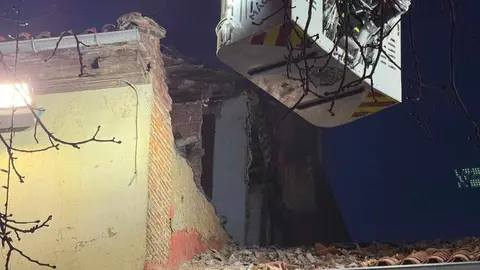 Parte de la estructura superior de una vivienda situada en la plaza de San Marcelo se desplomó a primera hora de la tarde del domingo, provocando momentos de alarma en una de las zonas más transitadas del centro de León. A pesar del impacto de los restos sobre las aceras próximas, no se registraron daños personales.