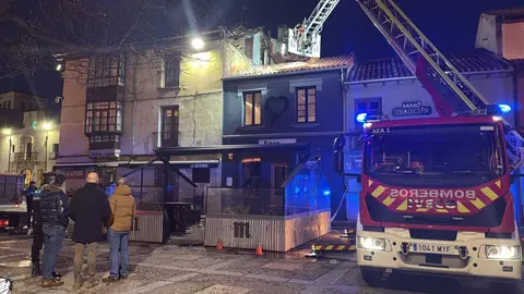 Parte de la estructura superior de una vivienda situada en la plaza de San Marcelo se desplomó a primera hora de la tarde del domingo, provocando momentos de alarma en una de las zonas más transitadas del centro de León. A pesar del impacto de los restos sobre las aceras próximas, no se registraron daños personales.