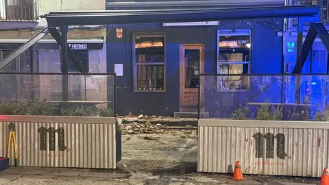 Parte de la estructura superior de una vivienda situada en la plaza de San Marcelo se desplomó a primera hora de la tarde del domingo, provocando momentos de alarma en una de las zonas más transitadas del centro de León. A pesar del impacto de los restos sobre las aceras próximas, no se registraron daños personales.
