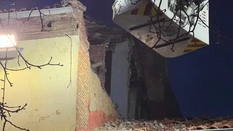 Parte de la estructura superior de una vivienda situada en la plaza de San Marcelo se desplomó a primera hora de la tarde del domingo, provocando momentos de alarma en una de las zonas más transitadas del centro de León. A pesar del impacto de los restos sobre las aceras próximas, no se registraron daños personales.