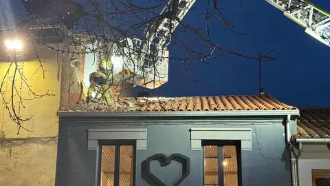 Parte de la estructura superior de una vivienda situada en la plaza de San Marcelo se desplomó a primera hora de la tarde del domingo, provocando momentos de alarma en una de las zonas más transitadas del centro de León. A pesar del impacto de los restos sobre las aceras próximas, no se registraron daños personales.