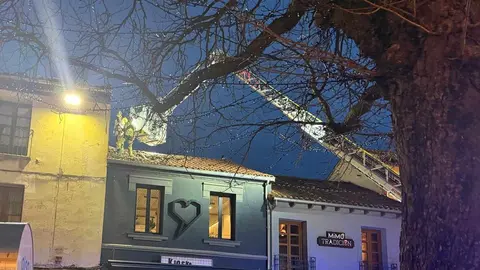 Parte de la estructura superior de una vivienda situada en la plaza de San Marcelo se desplomó a primera hora de la tarde del domingo, provocando momentos de alarma en una de las zonas más transitadas del centro de León. A pesar del impacto de los restos sobre las aceras próximas, no se registraron daños personales.