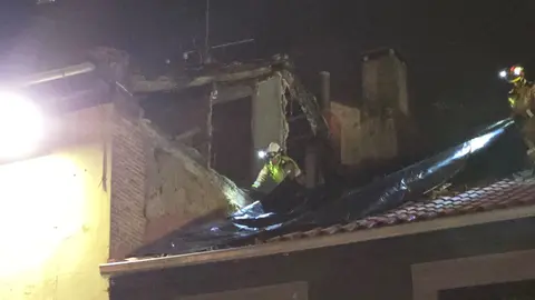 Parte de la estructura superior de una vivienda situada en la plaza de San Marcelo se desplomó a primera hora de la tarde del domingo, provocando momentos de alarma en una de las zonas más transitadas del centro de León. A pesar del impacto de los restos sobre las aceras próximas, no se registraron daños personales.
