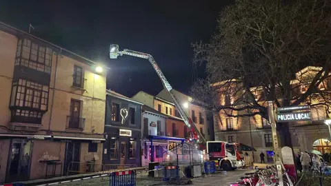 Parte de la estructura superior de una vivienda situada en la plaza de San Marcelo se desplomó a primera hora de la tarde del domingo, provocando momentos de alarma en una de las zonas más transitadas del centro de León. A pesar del impacto de los restos sobre las aceras próximas, no se registraron daños personales.