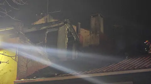 Parte de la estructura superior de una vivienda situada en la plaza de San Marcelo se desplomó a primera hora de la tarde del domingo, provocando momentos de alarma en una de las zonas más transitadas del centro de León. A pesar del impacto de los restos sobre las aceras próximas, no se registraron daños personales.