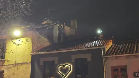 Parte de la estructura superior de una vivienda situada en la plaza de San Marcelo se desplomó a primera hora de la tarde del domingo, provocando momentos de alarma en una de las zonas más transitadas del centro de León. A pesar del impacto de los restos sobre las aceras próximas, no se registraron daños personales.