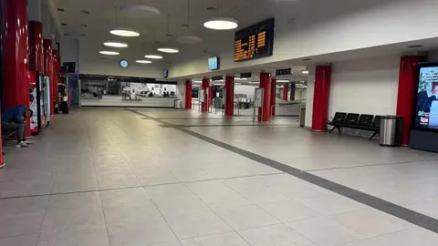 La estación de trenes de León ofrecía este lunes a primera hora una imagen poco habitual: andenes desiertos, paneles de información con múltiples avisos de cancelación y viajeros consultando sus móviles en busca de confirmación.