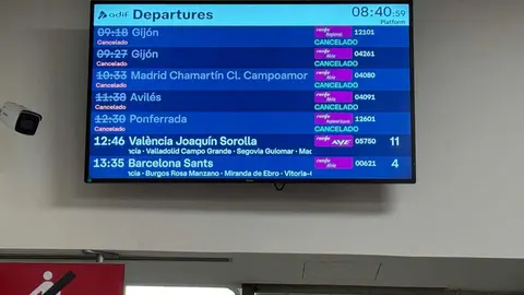 La estación de trenes de León ofrecía este lunes a primera hora una imagen poco habitual: andenes desiertos, paneles de información con múltiples avisos de cancelación y viajeros consultando sus móviles en busca de confirmación.