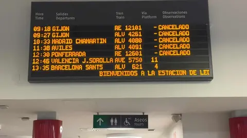 La estación de trenes de León ofrecía este lunes a primera hora una imagen poco habitual: andenes desiertos, paneles de información con múltiples avisos de cancelación y viajeros consultando sus móviles en busca de confirmación.