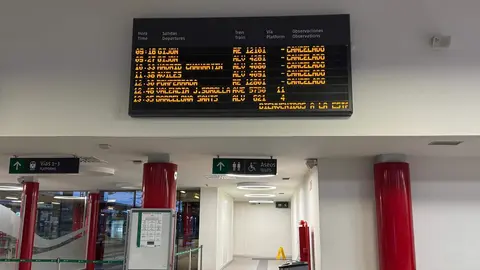 La estación de trenes de León ofrecía este lunes a primera hora una imagen poco habitual: andenes desiertos, paneles de información con múltiples avisos de cancelación y viajeros consultando sus móviles en busca de confirmación.
