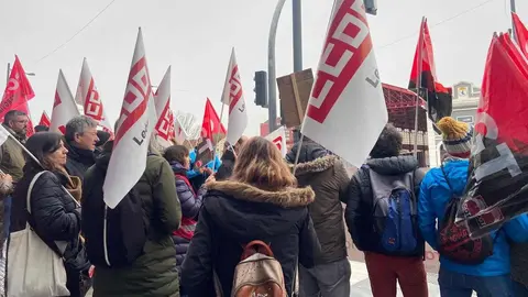 Un centenar de trabajadores se concentra ante la estación de Adif en plena huelga de Renfe para reclamar mejores infraestructuras y servicios.