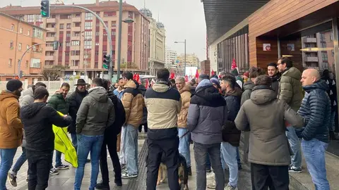 Un centenar de trabajadores se concentra ante la estación de Adif en plena huelga de Renfe para reclamar mejores infraestructuras y servicios.