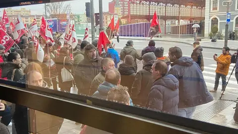 Un centenar de trabajadores se concentra ante la estación de Adif en plena huelga de Renfe para reclamar mejores infraestructuras y servicios.
