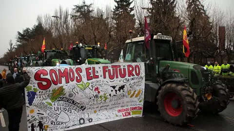 Salida de la columna de tractores organizada por la Unión de Campesinos de León que parten hacia Madrid para protagonizar una protesta el 11 de febrero. Foto: Peio García.