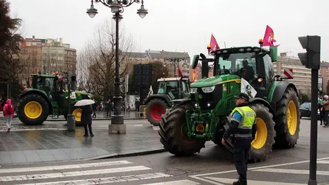 Salida de la columna de tractores organizada por la Unión de Campesinos de León que parten hacia Madrid para protagonizar una protesta el 11 de febrero. Foto: Peio García.