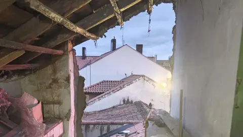 La lluvia y el deterioro causaron la caída de la fachada lateral del inmueble de San Marcelo.