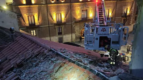 La lluvia y el deterioro causaron la caída de la fachada lateral del inmueble de San Marcelo.