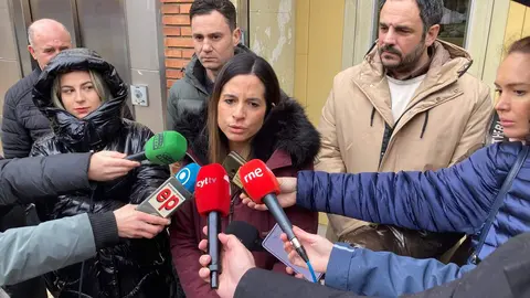 La vicesecretaria general del PSOE de Castilla y León y candidata a las Cortes, Nuria Rubio, acompañada de otros miembros de la candidatura y del secretario general del PSOE de León, Javier Alfonso Cendón, ofrece declaraciones sobre educación. Foto: Peio García.