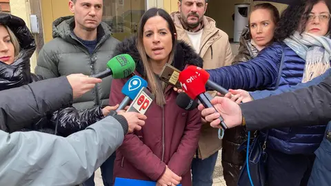 La vicesecretaria general del PSOE de Castilla y León y candidata a las Cortes, Nuria Rubio, acompañada de otros miembros de la candidatura y del secretario general del PSOE de León, Javier Alfonso Cendón, ofrece declaraciones sobre educación. Foto: Peio García.