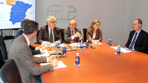 Los presidentes de la Federación Asturiana de Empresarios, la Confederación de Empresarios de Galicia y la Federación Leonesa de Empresarios, María Calvo, Juan Manuel Vieites y Juan María Vallejo, mantienen una reunión de coordinación y seguimiento sobre la situación del Corredor Atlántico Noroeste. Fotos: Peio García