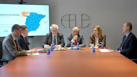 Los presidentes de la Federación Asturiana de Empresarios, la Confederación de Empresarios de Galicia y la Federación Leonesa de Empresarios, María Calvo, Juan Manuel Vieites y Juan María Vallejo, mantienen una reunión de coordinación y seguimiento sobre la situación del Corredor Atlántico Noroeste. Fotos: Peio García