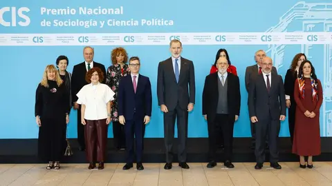 Capitolina Díaz Martínez recibe de manos del Rey el Premio Nacional de Sociología y Ciencia Política 2025. La catedrática de la Universidad de Valencia, natural de Villadepalos y criada en Ponferrada, es reconocida por su trayectoria académica y su aportación a la igualdad de género.