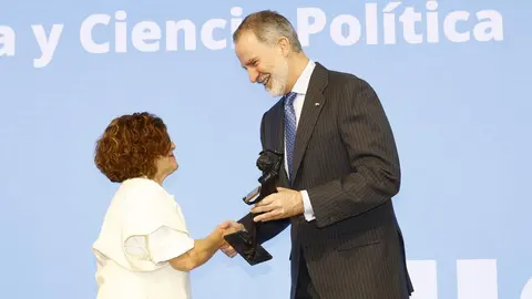 Capitolina Díaz Martínez recibe de manos del Rey el Premio Nacional de Sociología y Ciencia Política 2025. La catedrática de la Universidad de Valencia, natural de Villadepalos y criada en Ponferrada, es reconocida por su trayectoria académica y su aportación a la igualdad de género.