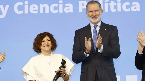 Capitolina Díaz Martínez recibe de manos del Rey el Premio Nacional de Sociología y Ciencia Política 2025. La catedrática de la Universidad de Valencia, natural de Villadepalos y criada en Ponferrada, es reconocida por su trayectoria académica y su aportación a la igualdad de género.